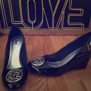 Patent leather wedges with silver emblem 🖤